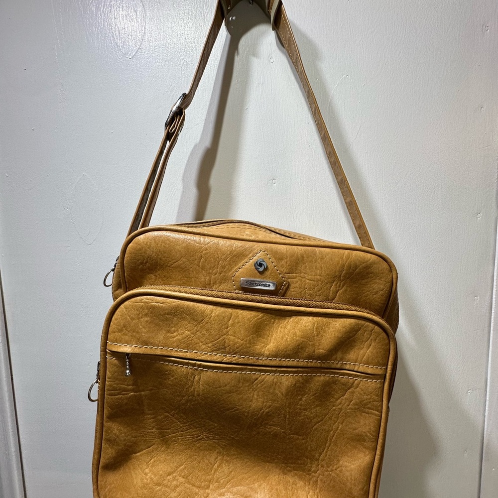 Samsonite Saddle-Tone Leather Messenger Travel Bag with Front Zip Pocket